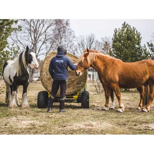 Silo e rimorchio per balle di fieno